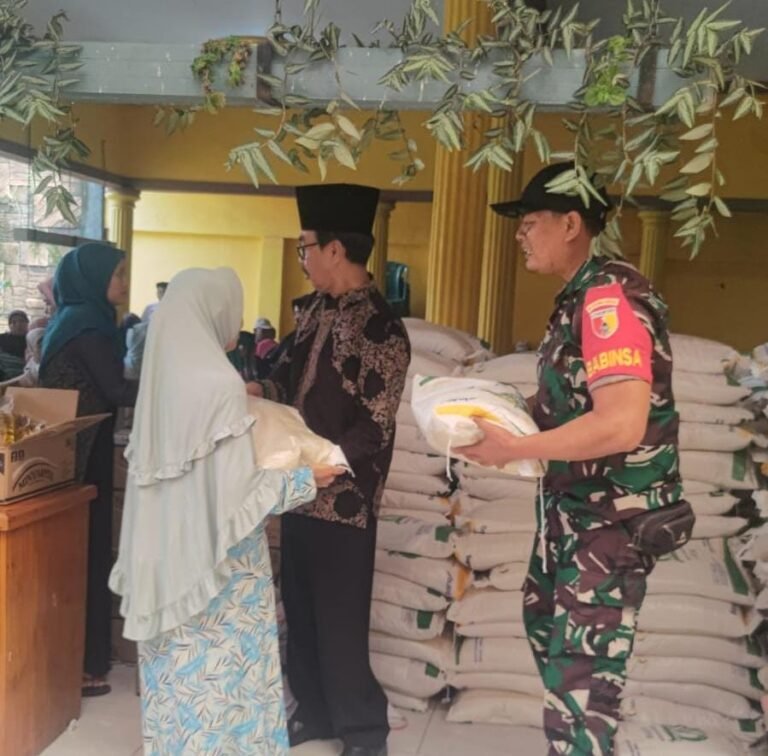Beras Bulog Turun di Sraten: Pendampingan Babinsa Bantu Pastikan Bantuan Tepat Sasaran