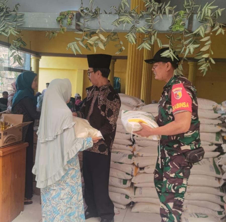 Beras Bulog Turun di Sraten: Pendampingan Babinsa Bantu Pastikan Bantuan Tepat Sasaran
