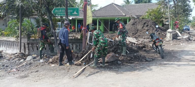 Bersama Menyingkirkan Material Vulanik : Kolaborasi TNI, Polri, Relawan, dan Warga Pulihkan Pronojiwo