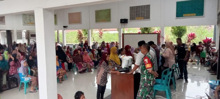 Babinsa Dampingi Penyaluran BLT di Desa Tampo