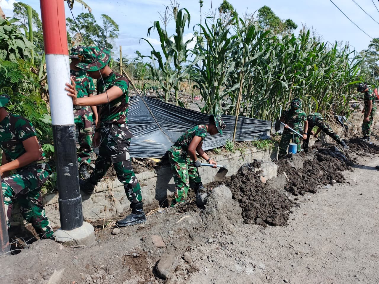 Gerak Cepat Prajurit TNI Lumajang Bersihkan Irigasi Tertimbun Material Erupsi Semeru