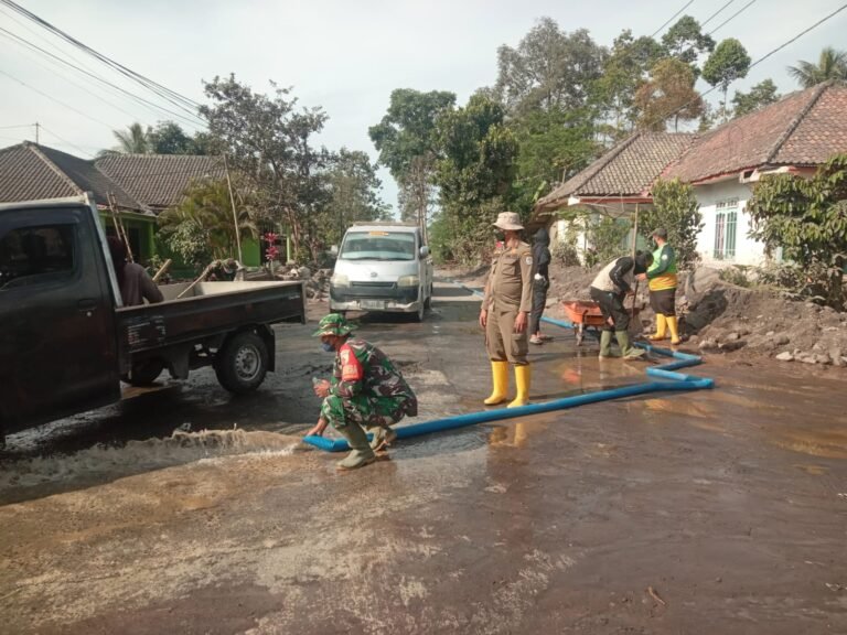 Personel Gabungan TNI, BPBD, dan Relawan Kerahkan Kekuatan Bersihkan Jalan Tertimbun Material Vulkanik Semeru.