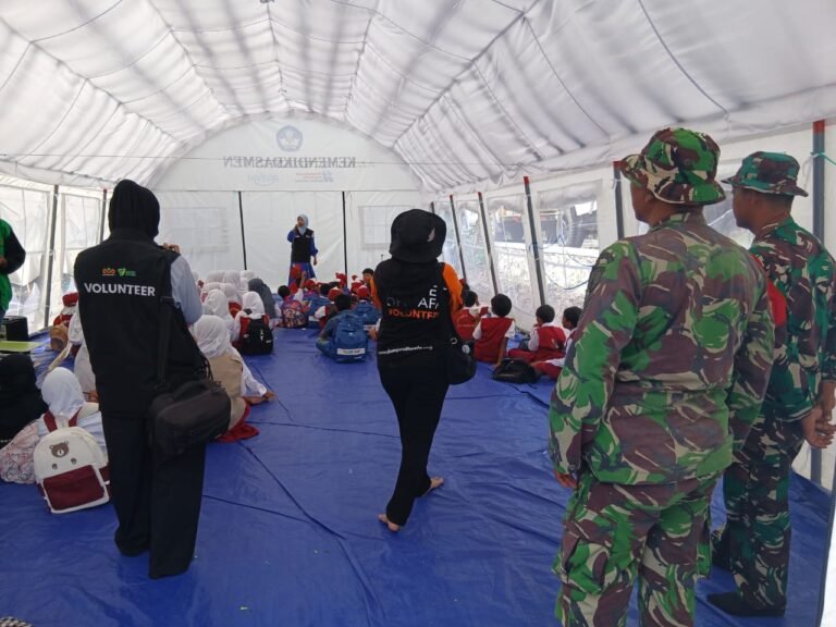 Babinsa Supiturang Dampingi Tenaga Medis Layani Pemeriksaan Kesehatan Lansia dan Anak-Anak di Pos Pengungsian Pronojiwo.