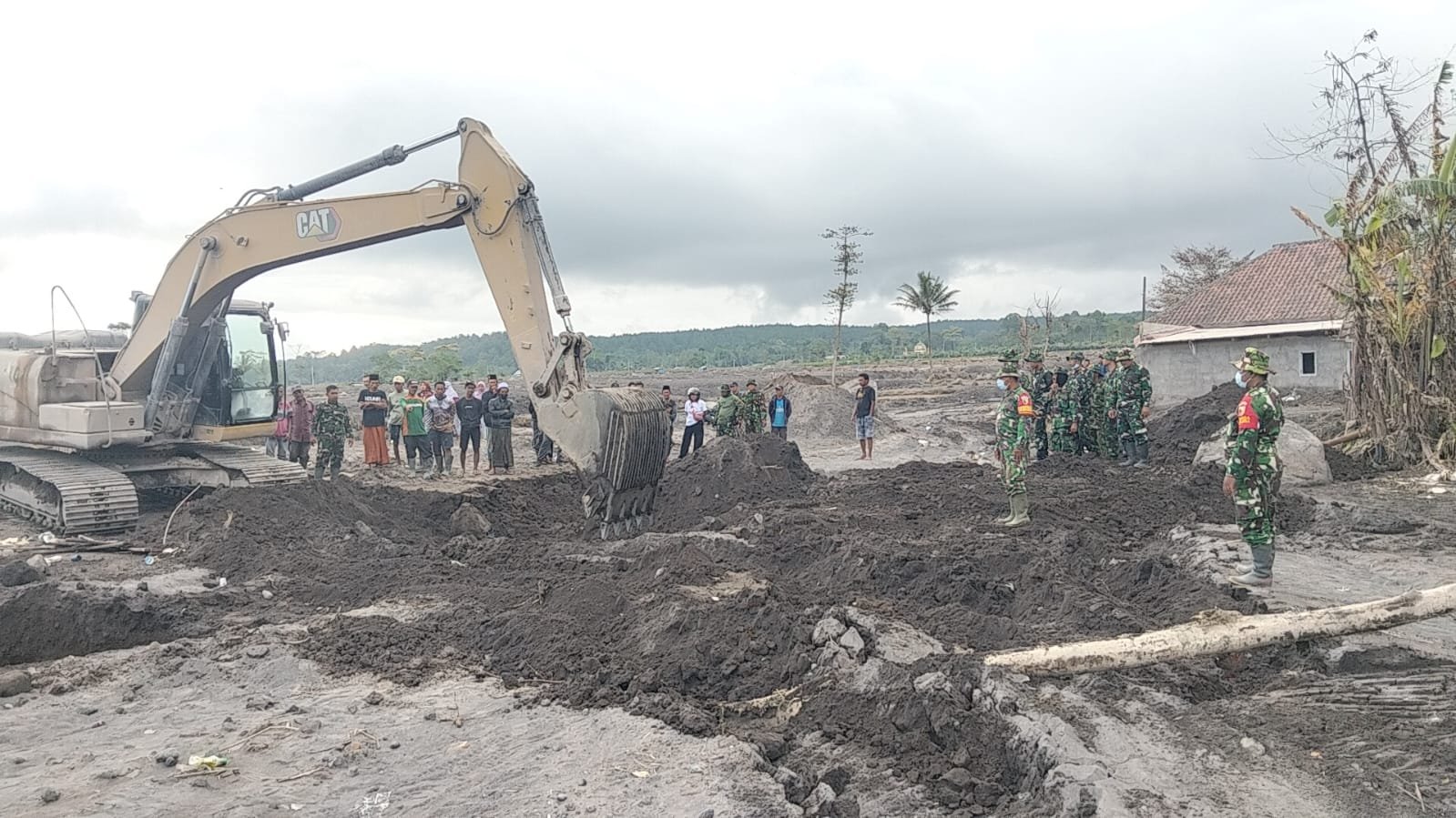 Tim Gabungan TNI Evakuasi Puing Rumah Warga yang Tertimbun Material Vulkanik Semeru