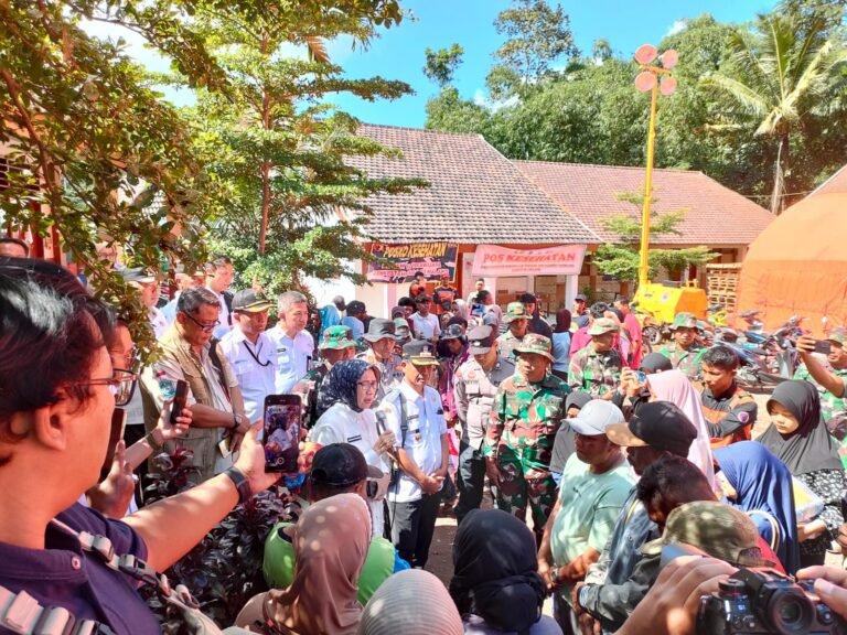 TNI Dampingi Penyerahan Bantuan, Bupati Lumajang Sampaikan Pesan Menyentuh untuk Pengungsi Semeru.