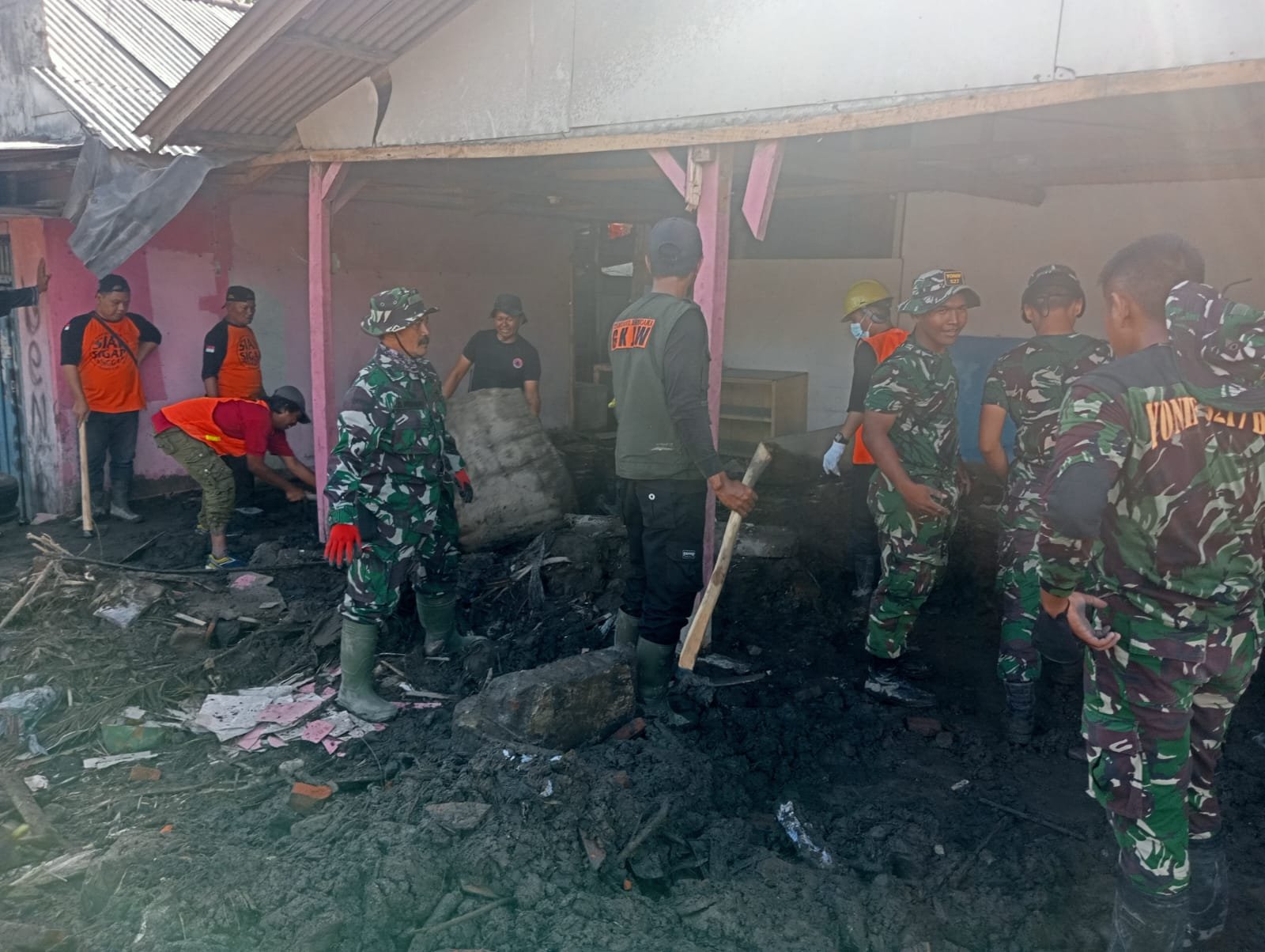 Pulihkan Permukiman, Personel TNI dan Relawan Evakuasi Material Vulkanik di Gumukmas.