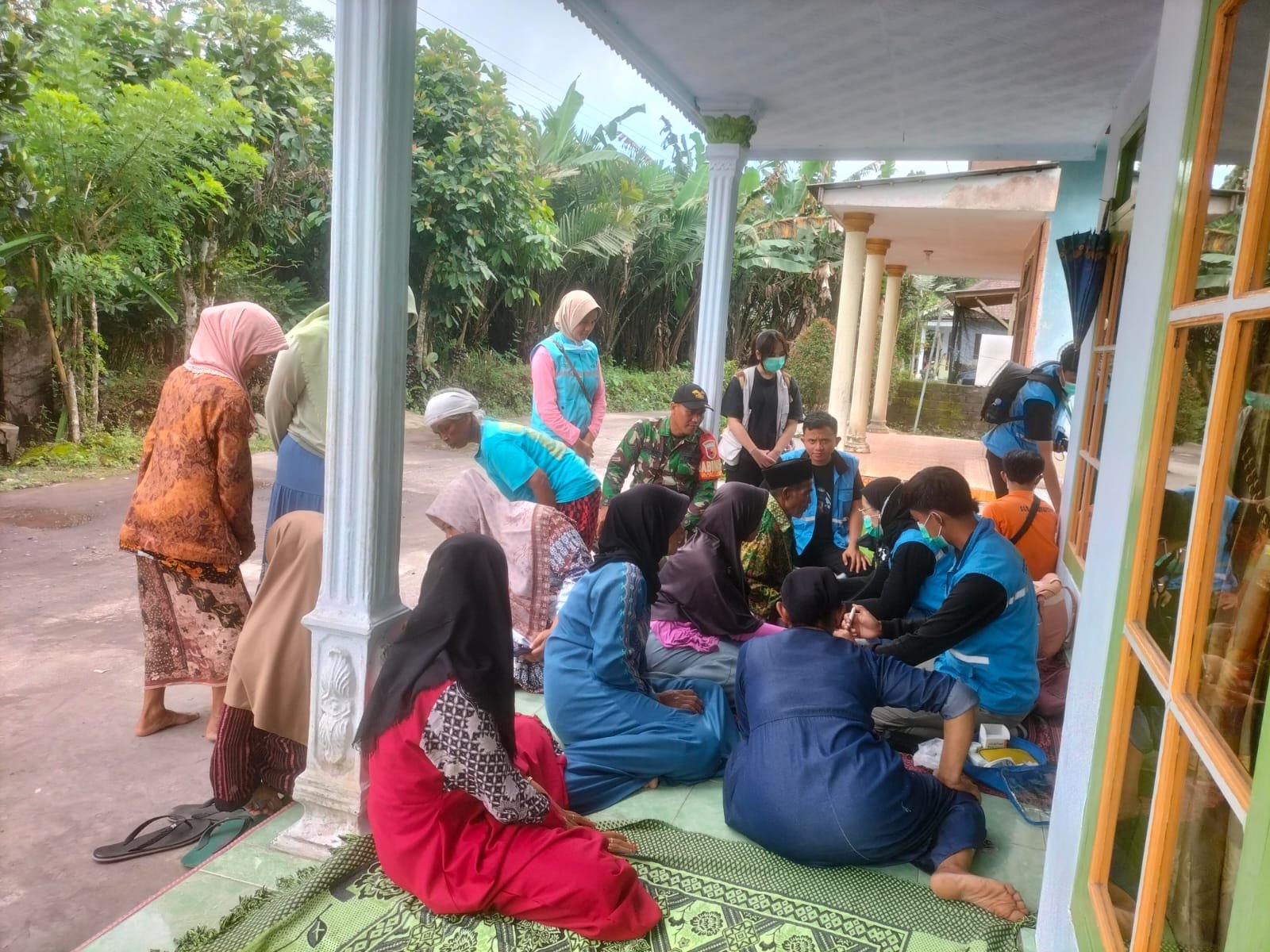 Babinsa Supiturang Dampingi Pemeriksaan Kesehatan Warga yang Mengungsi di Rumah Kerabat.