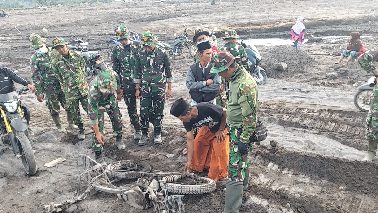 Personel Kodim 0821/Lumajang Intensifkan Pembersihan Lanjutan Material Pasir di Rumah Warga Terdampak Erupsi Semeru