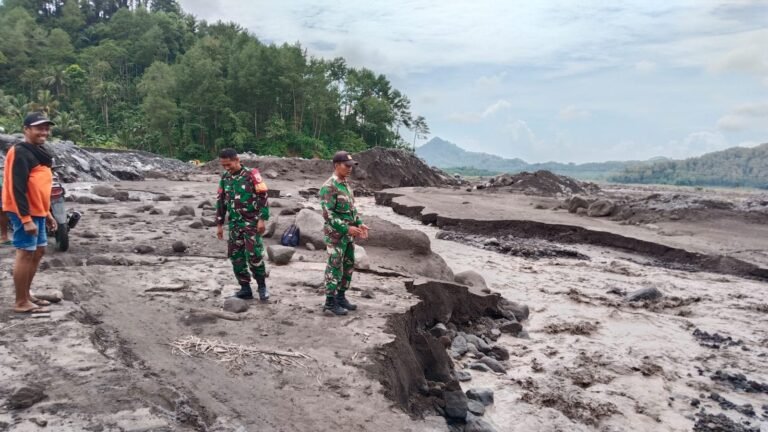 Personel Kodim 0821 Disiagakan di Jembatan Limpas Sumber Langsep untuk Pengamanan dan Bantu Aktivitas Warga.