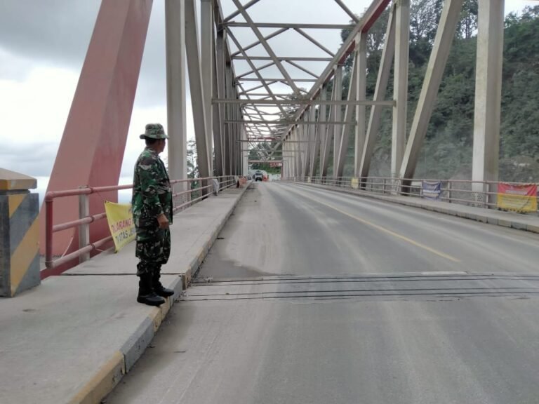 Personel Kodim 0821 Perketat Penyekatan dan Bantu Kelancaran Lalin di Jembatan Besuk Kobokan Pasca Erupsi Semeru