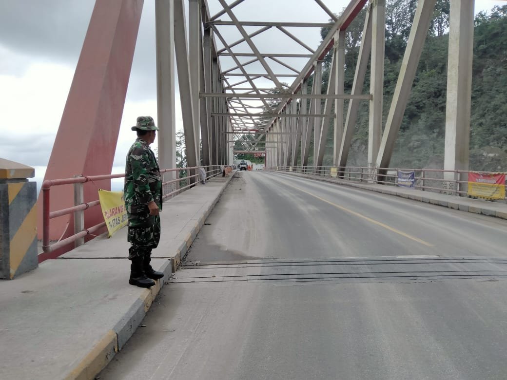 Personel Kodim 0821 Perketat Penyekatan dan Bantu Kelancaran Lalin di Jembatan Besuk Kobokan Pasca Erupsi Semeru