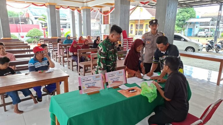 Suasana Balai Desa Mendadak Ramai, Ternyata Babinsa Turun Langsung Kawal Penyaluran BLT di Plampangrejo