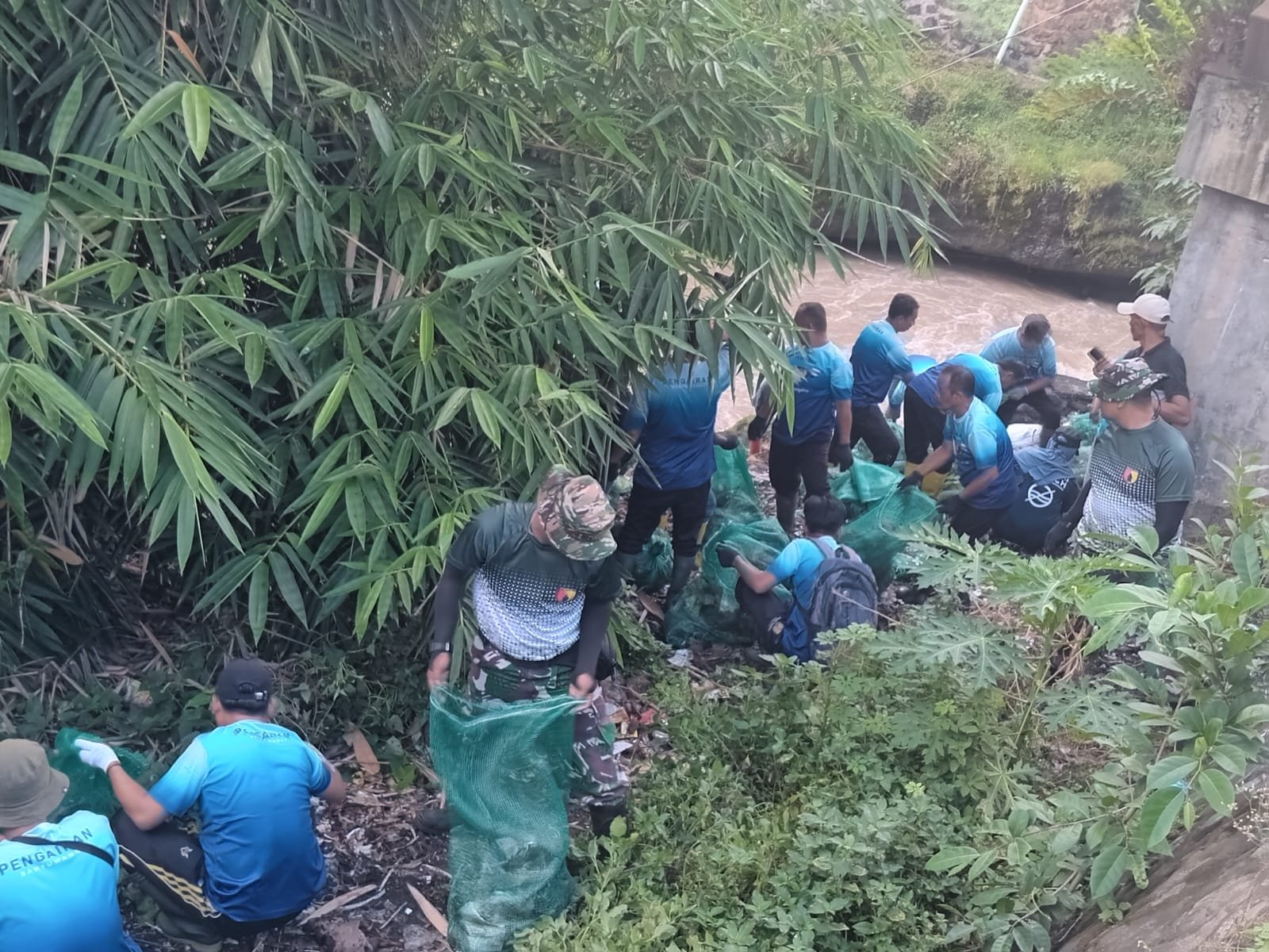 Aksi Bersih Sungai di Sarimulyo: TNI, Pemerintah Desa, dan Relawan Sungai Watch Turun Bareng di Bawah Jembatan