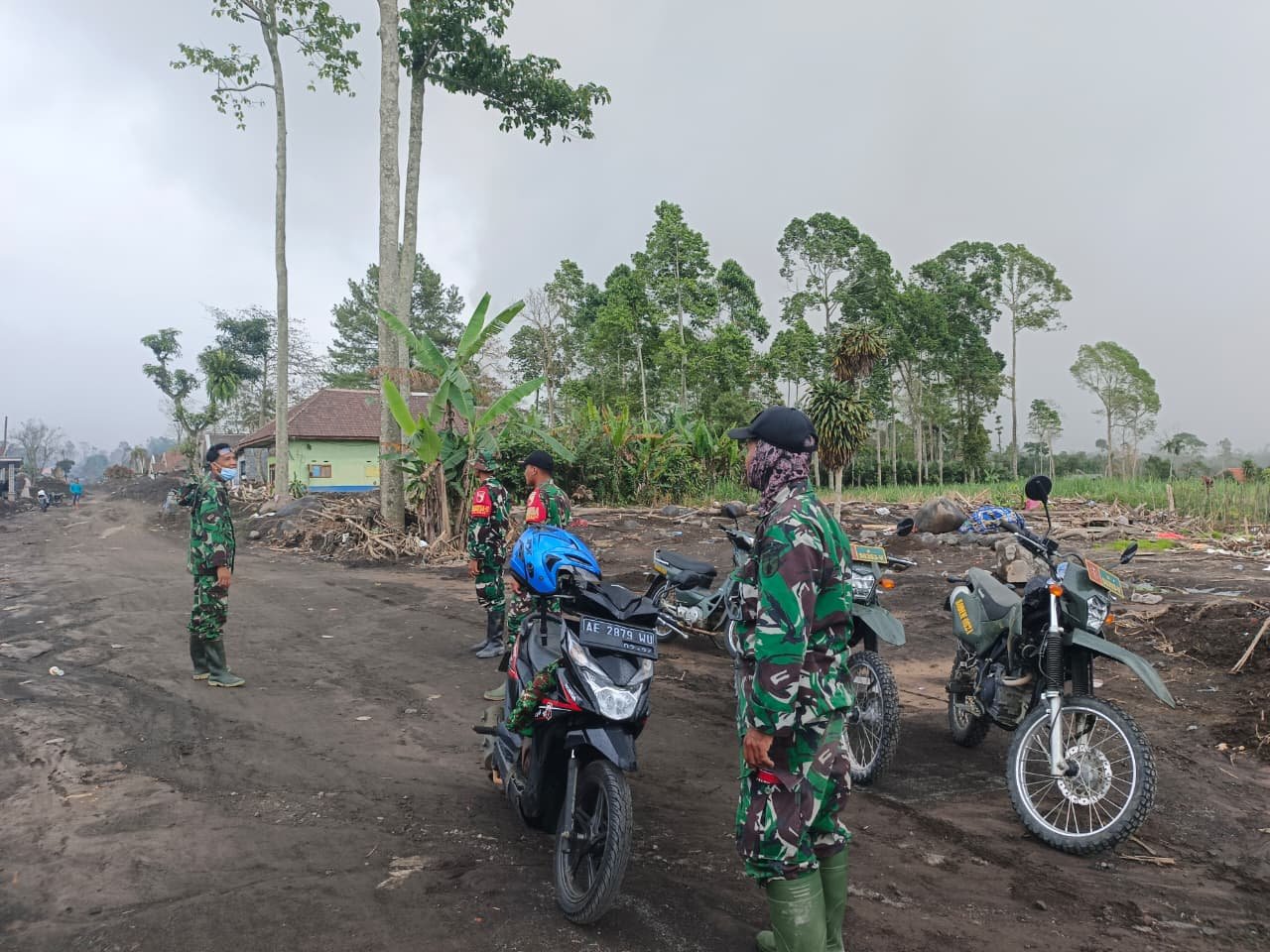 TNI Lakukan Penyekatan di Pertigaan Sumbersari untuk Antisipasi Lahar Dingin Semeru.