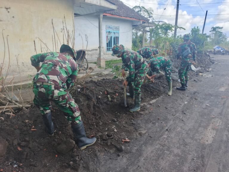 Personel Siaga Bencal Bersihkan Akses Jalan di Supiturang, Dipimpin Langsung Danramil Pronojiwo