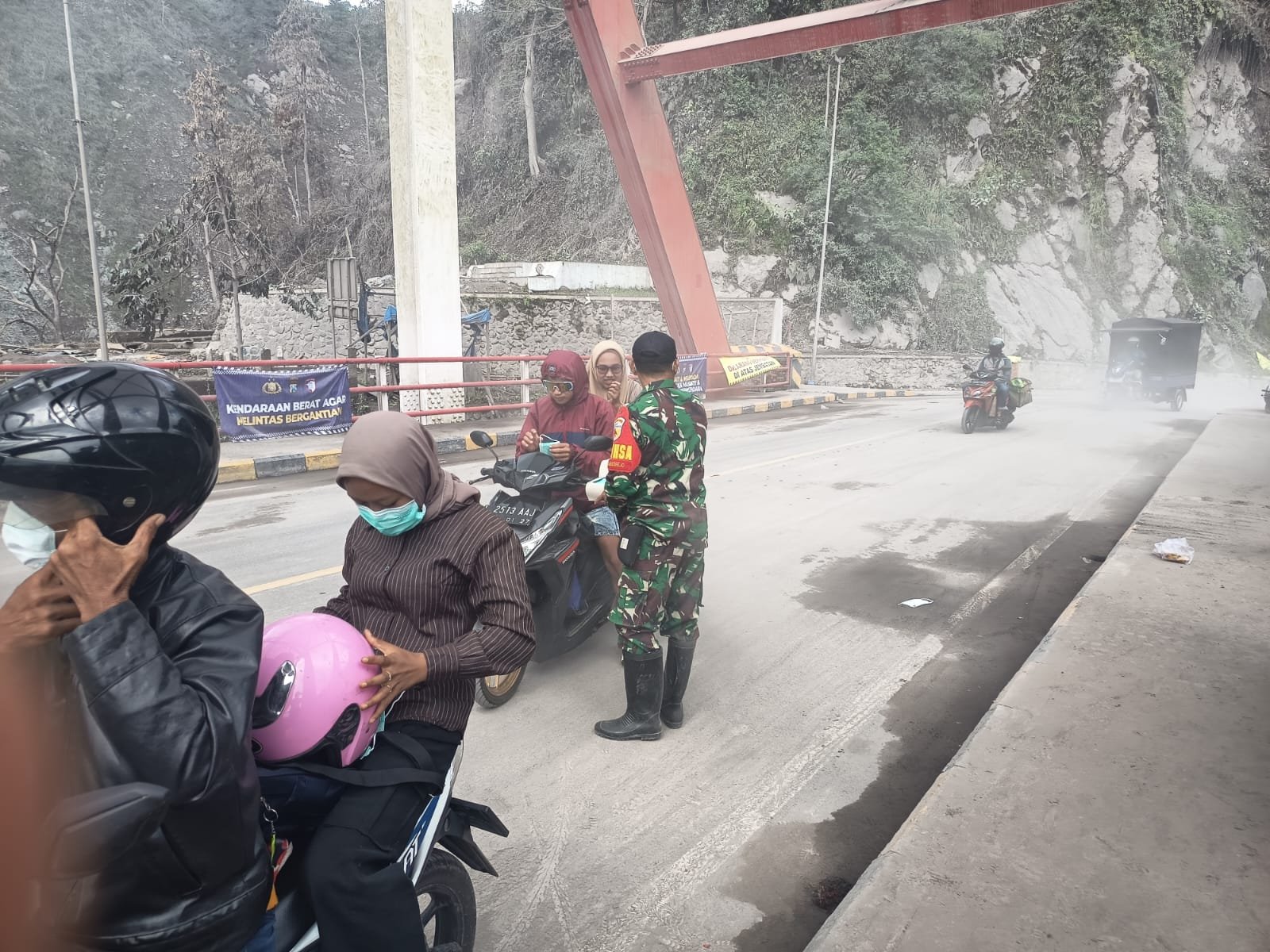 Babinsa Sumberwuluh Amankan Lalin dan Lindungi Pengendara dengan Pembagian Masker.