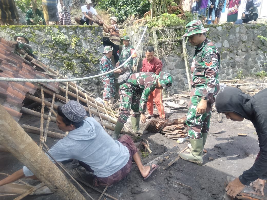 Bahu-Membahu dengan Warga, Personel Kodim Lumajang Ringankan Dampak Lahar Dingin Semeru