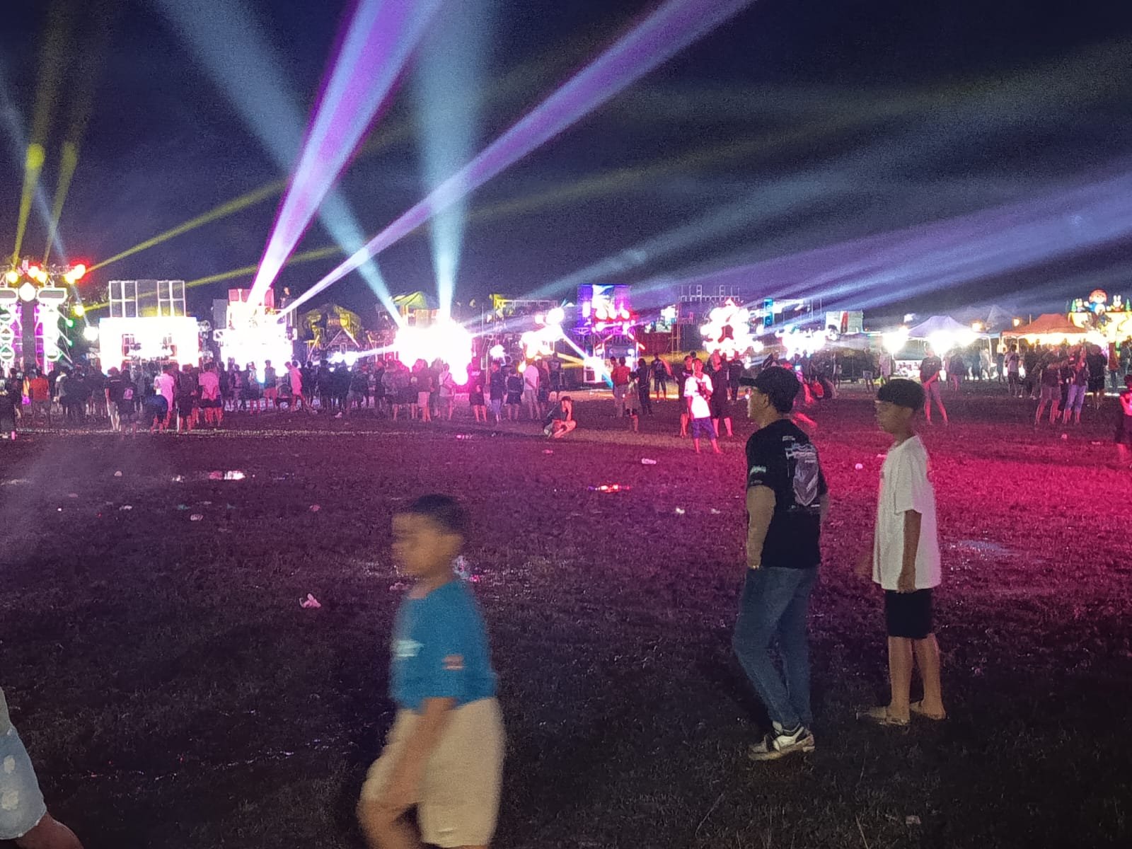 Ribuan Warga Padati Pesta Kuliner & Lentera Festival 2025, Babinsa Sertu Moh. Subeki Turun Langsung Kawal Kompetisi Sound System KBSB
