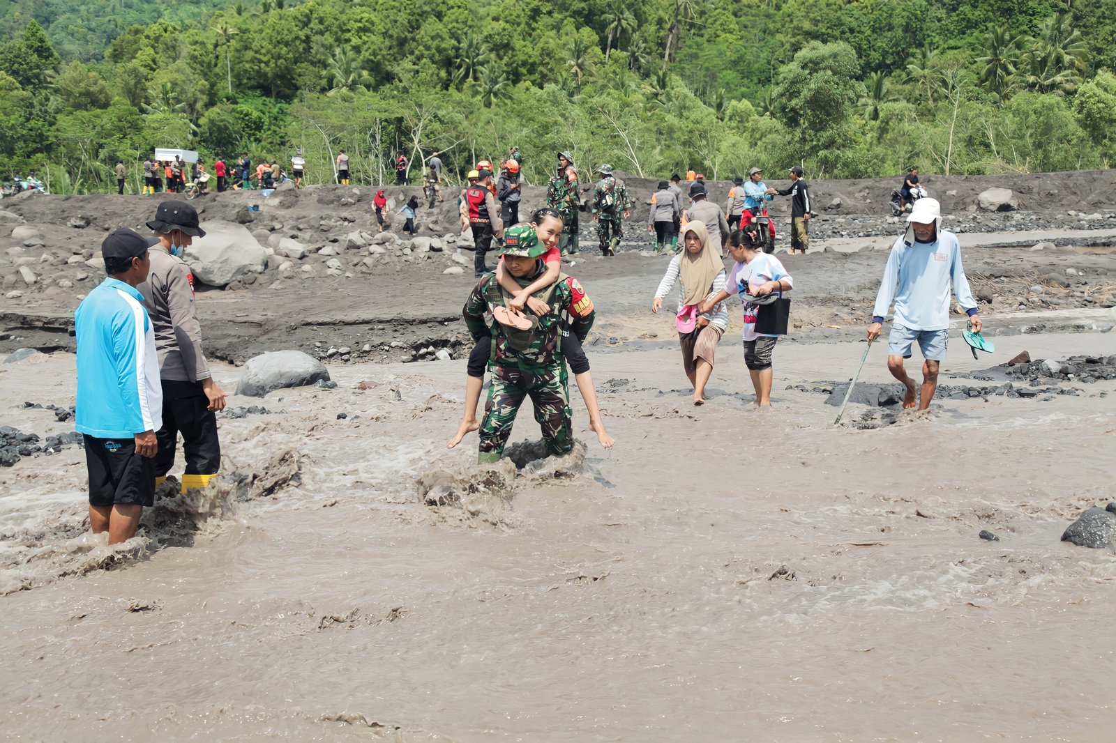 TNI Evakuasi Warga di Tengah Derasnya Lahar Dingin Semeru: Wujud Nyata Pengabdian Tanpa Batas.