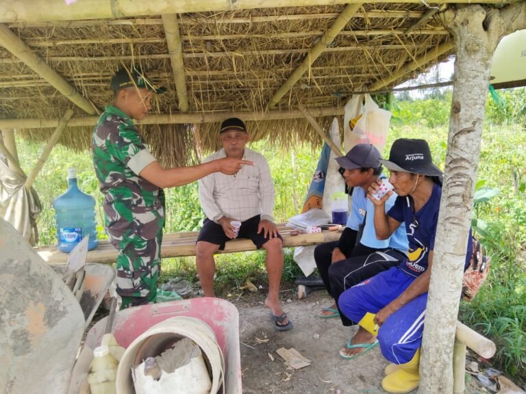 Babinsa Sertu Imam Mushlih Sambangi Warga Cempokosari