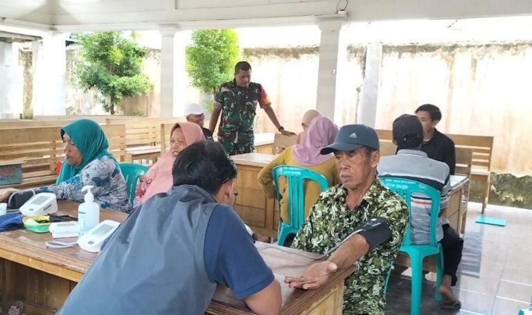 Babinsa Kaliploso Dampingi Pemeriksaan Kesehatan Gratis untuk Warga Binaan