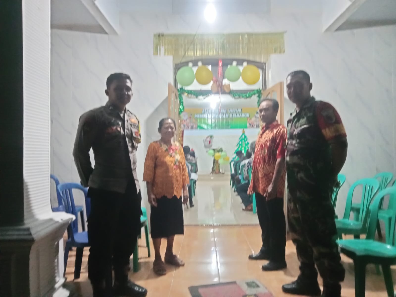 Babinsa Cluring Dampingi Pengamanan Misa Natal di GKJW Cemetuk