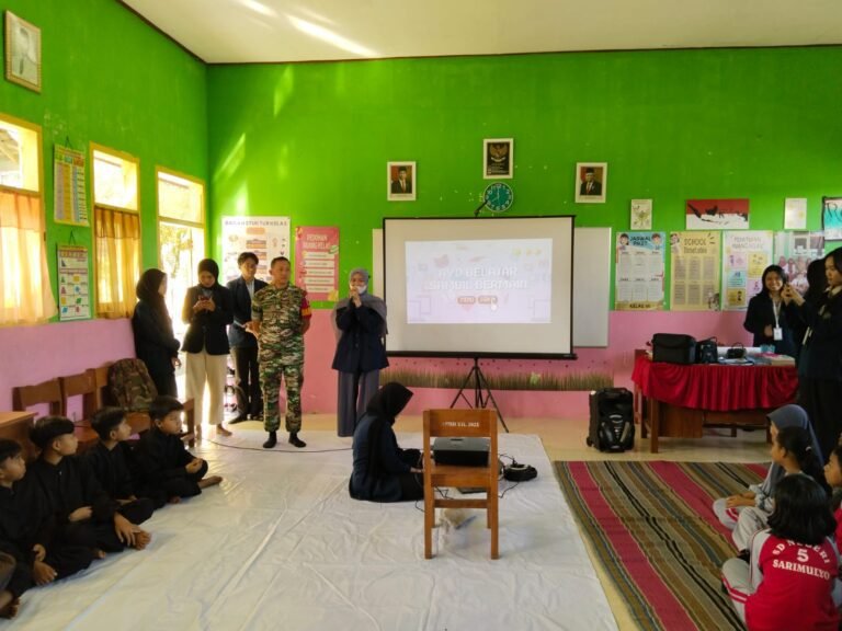 Babinsa Sarimulyo Dampingi Mahasiswa UBI dalam Program KKN di SDN 5 Sarimulyo