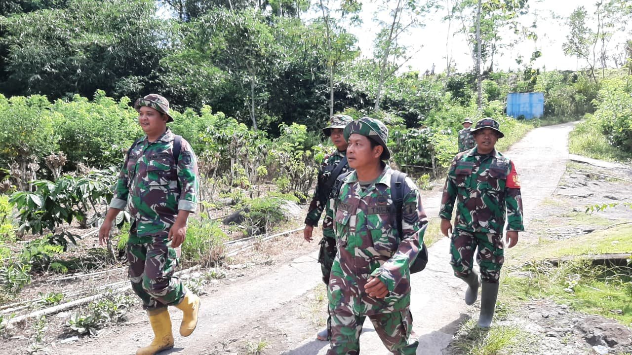 Bangun Ketahanan Psikologis, TNI Kodim 0821 Sambangi Warga Sumberlangsep Yang tidak Terdampak