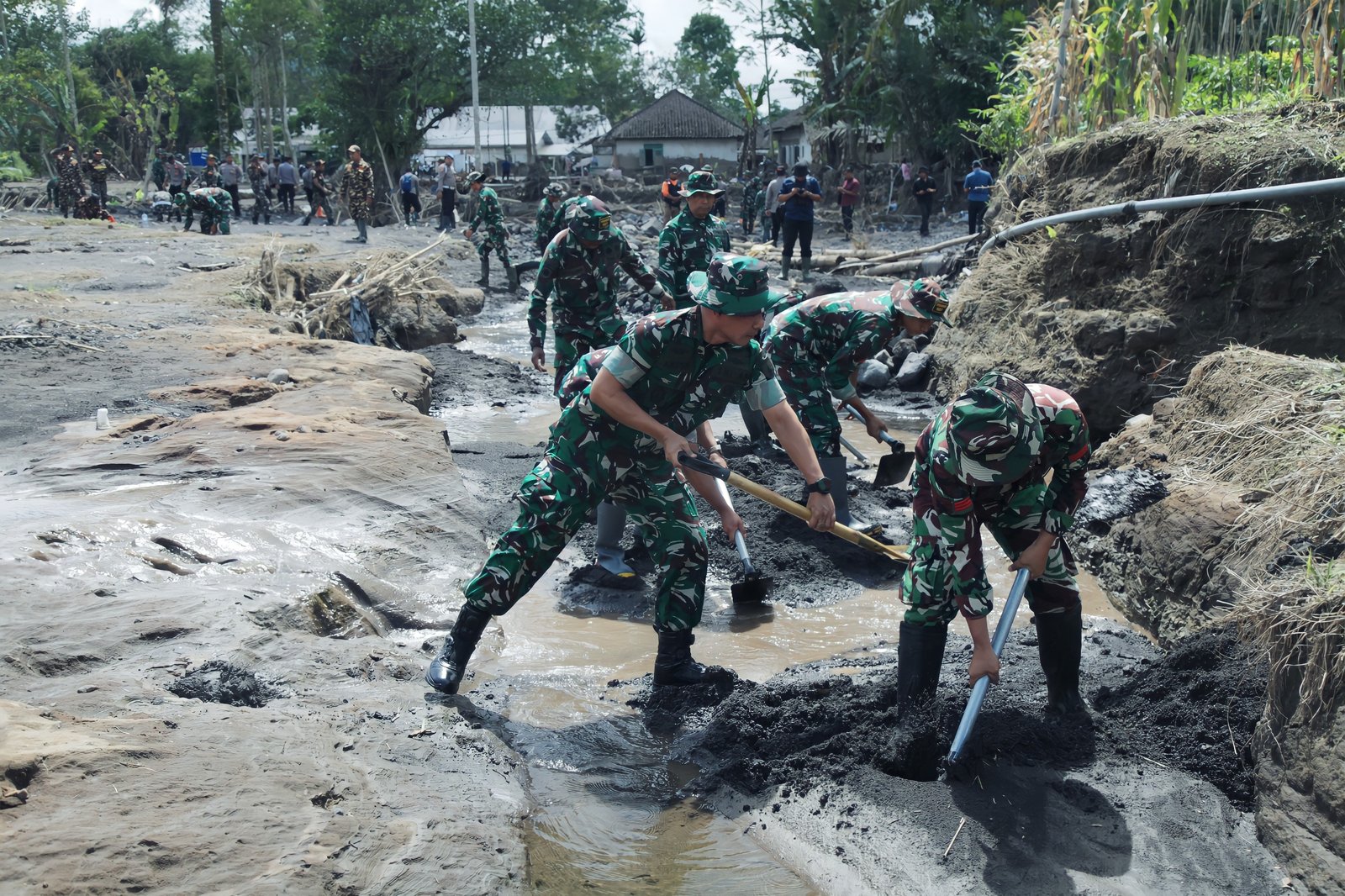 Karya Bhakti Korem 083/Bdj Diikuti 550 Personel di Supiturang, Wujud Kepedulian TNI AD Pasca Bencana