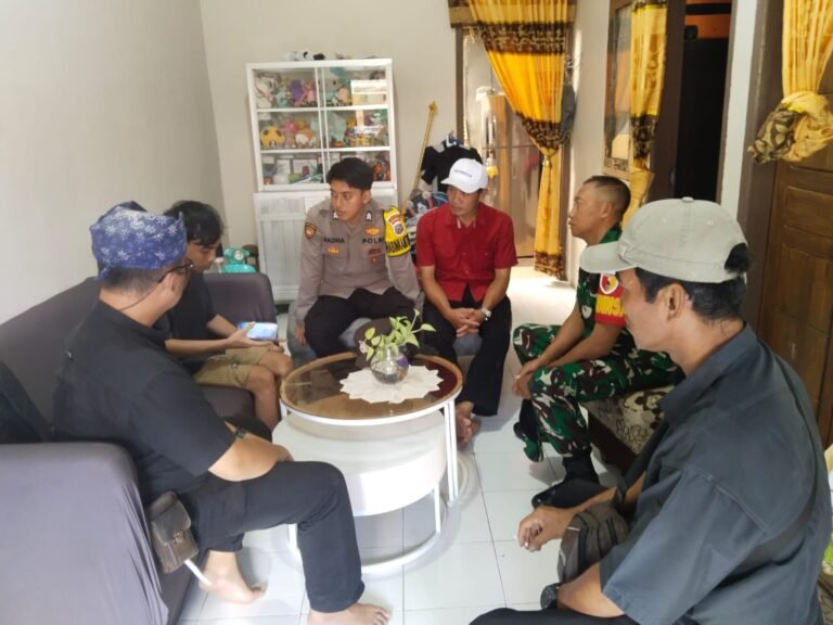 Babinsa Sarimulyo Bersama Bhabinkamtibmas Laksanakan Komsos di Desa Sarimulyo