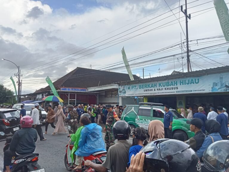 Babinsa Cluring Laksanakan Pengamanan Keberangkatan Jamaah Umroh