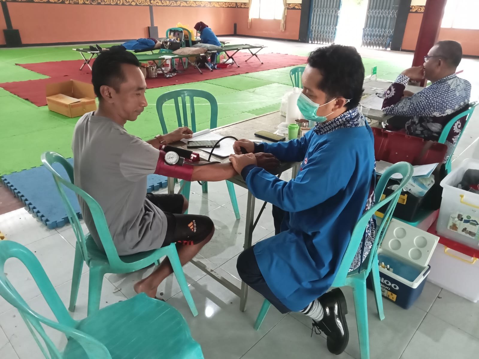 Babinsa Cluring Koramil 0825/07 Dampingi Kegiatan Donor Darah PMI Banyuwangi