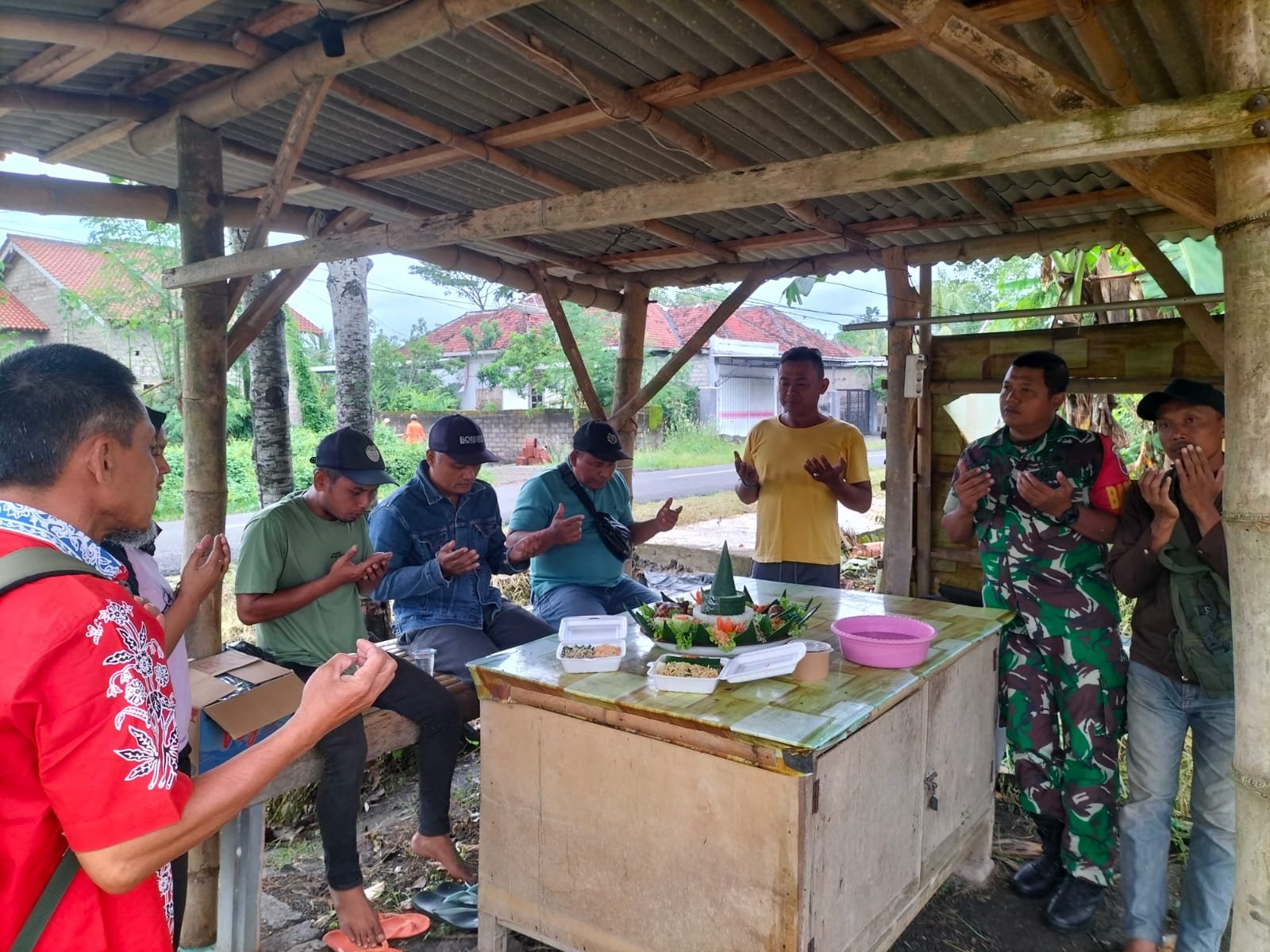 Babinsa Kaliploso Dampingi Warga dalam Tasyakuran Pembangunan Koperasi Merah Putih