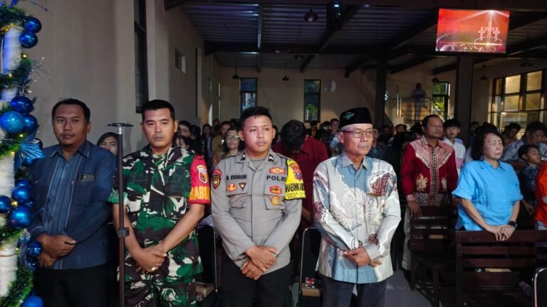 Babinsa Cluring Laksanakan Pendampingan Ibadah Misa Natal di Gereja GpdI Berea