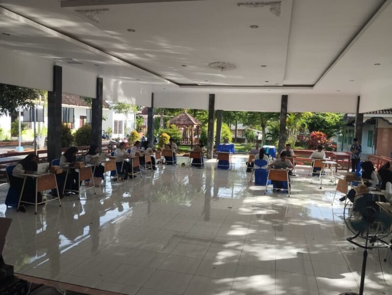 Babinsa Tamanagung Laksanakan Pendampingan Seleksi Pemilihan Perangkat Desa