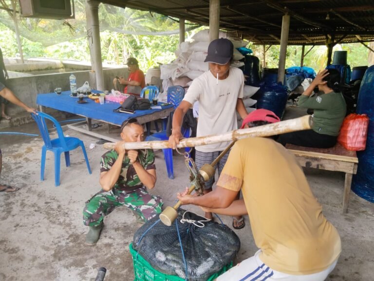 Babinsa Sarimulyo Laksanakan Komsos Bersama Petani Lele di Desa Sarimulyo