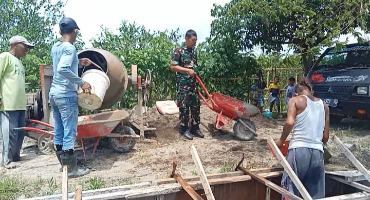 Babinsa Cluring Bersama Warga Laksanakan Kerja Bhakti Pembuatan Saluran Irigasi