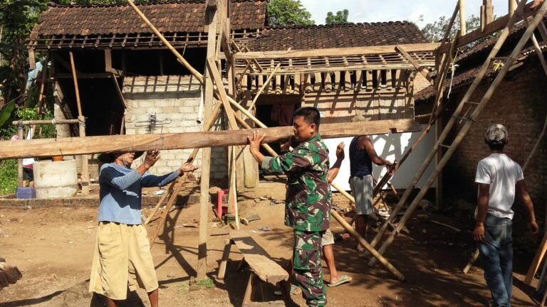 Babinsa Sraten Turut Gotong Royong Bantu Pembangunan Rumah Warga Binaan