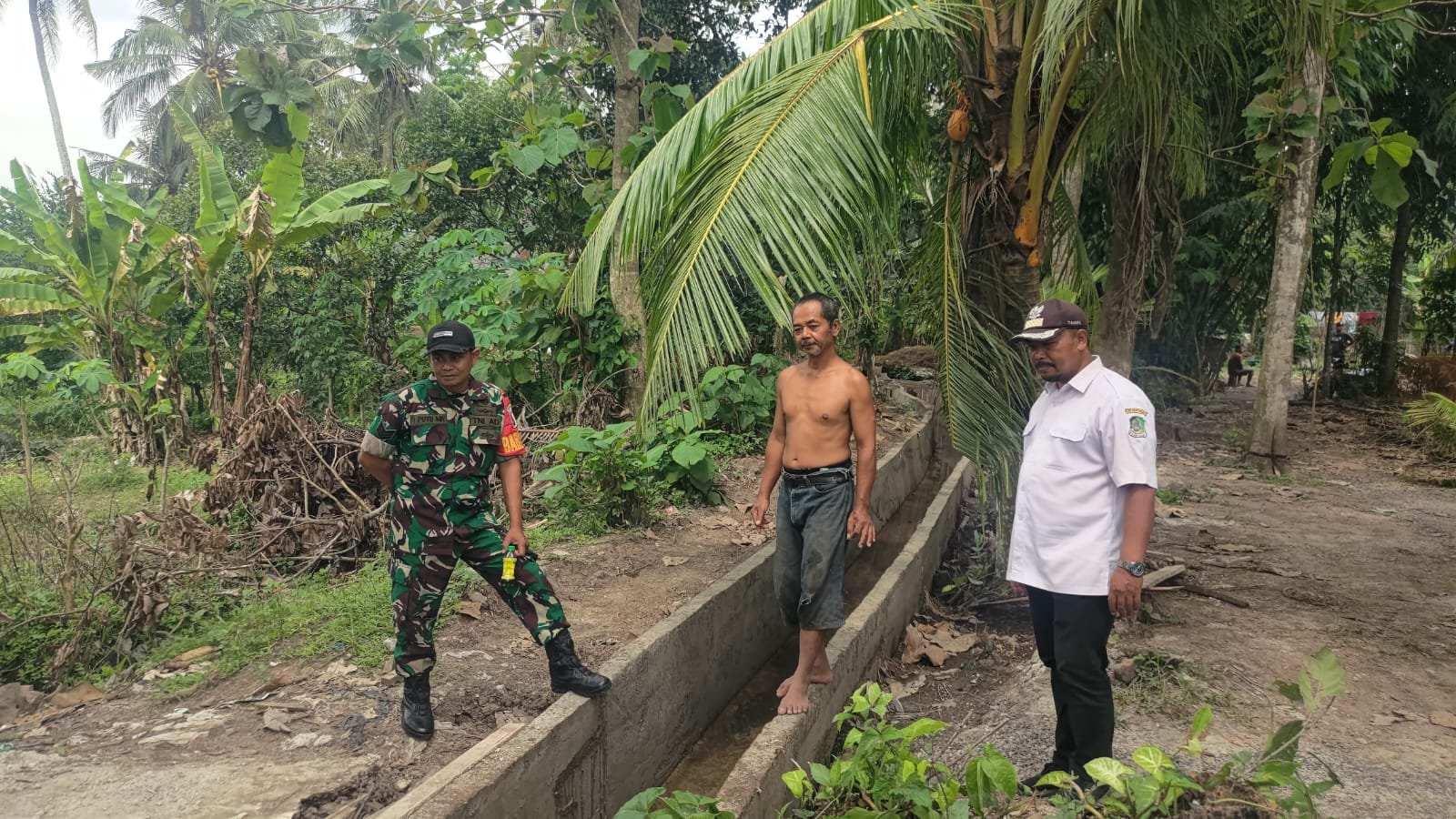 Babinsa Tampo Laksanakan Komsos, Ajak Jogo Tirto dan Petani Rawat Irigasi Pemerintah