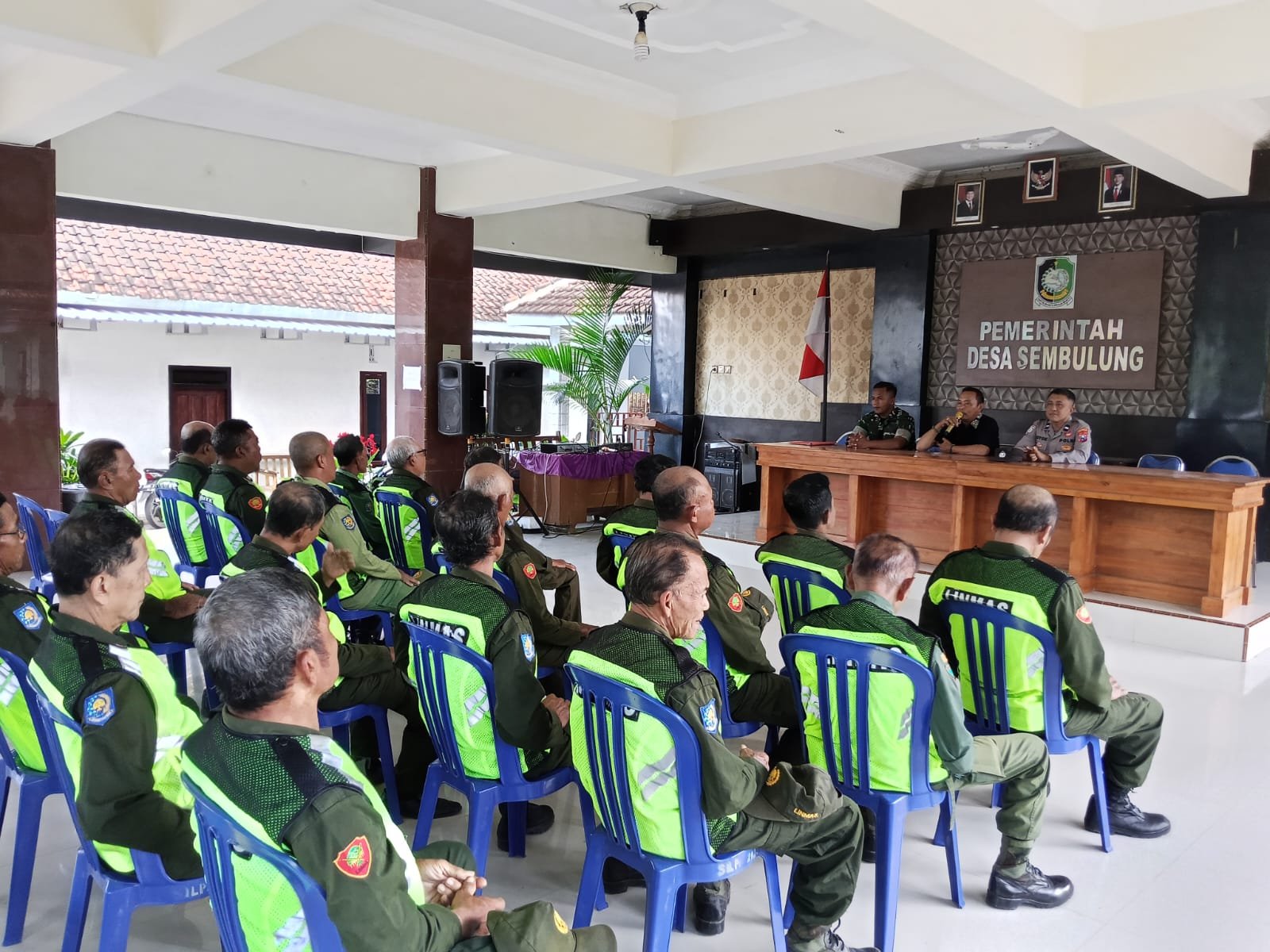 Babinsa Sembulung Laksanakan Komsos Bersama Linmas, Perkuat Sinergi Jaga Kamtibmas Desa