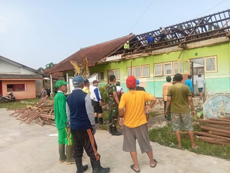Babinsa Cluring Laksanakan Karya Bakti Perbaikan Atap Sekolah di Dusun Kepatihan
