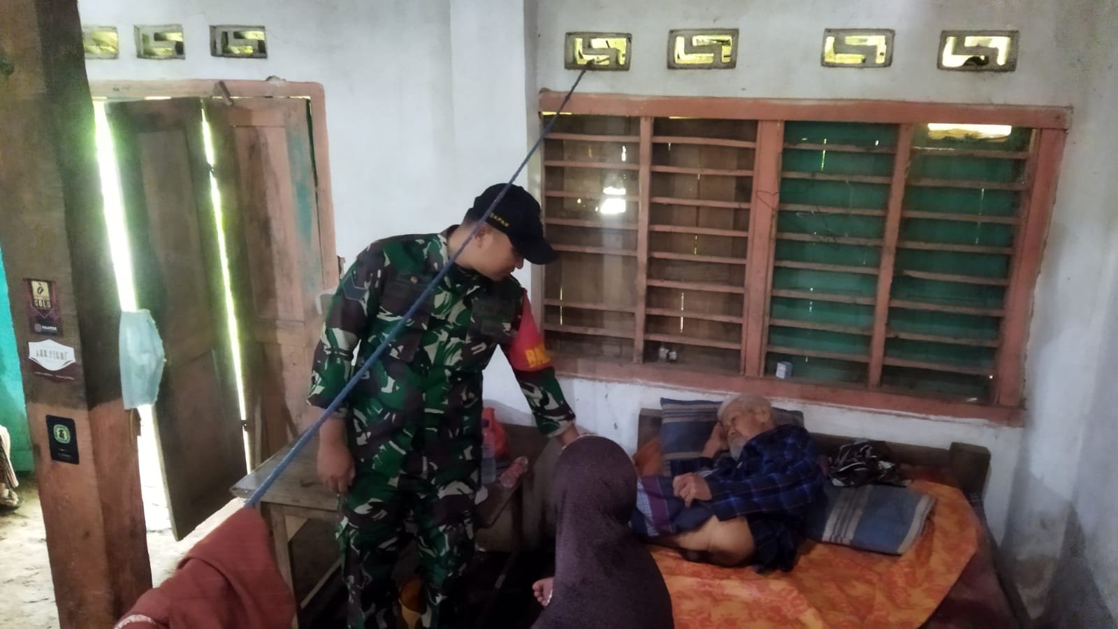 Babinsa Tamanagung Dampingi Penanganan Lansia Terlantar di Dusun Suberwaru