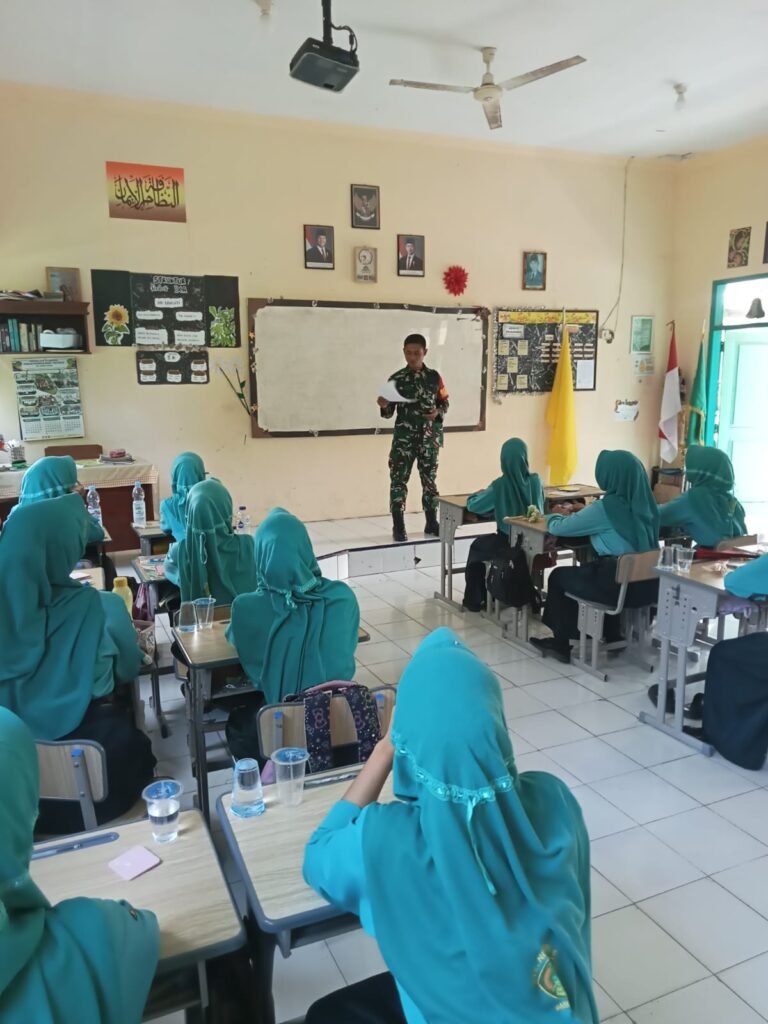 Babinsa Benculuk Sosialisasikan Pendaftaran TNI AD di SMP Sunan Giri