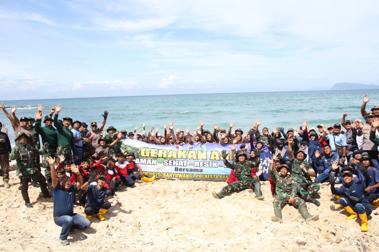 Aksi Nyata di Pantai Pancur Kodim 0825/Banyuwangi dan Warga Bersatu Lewat Gerakan ASRI