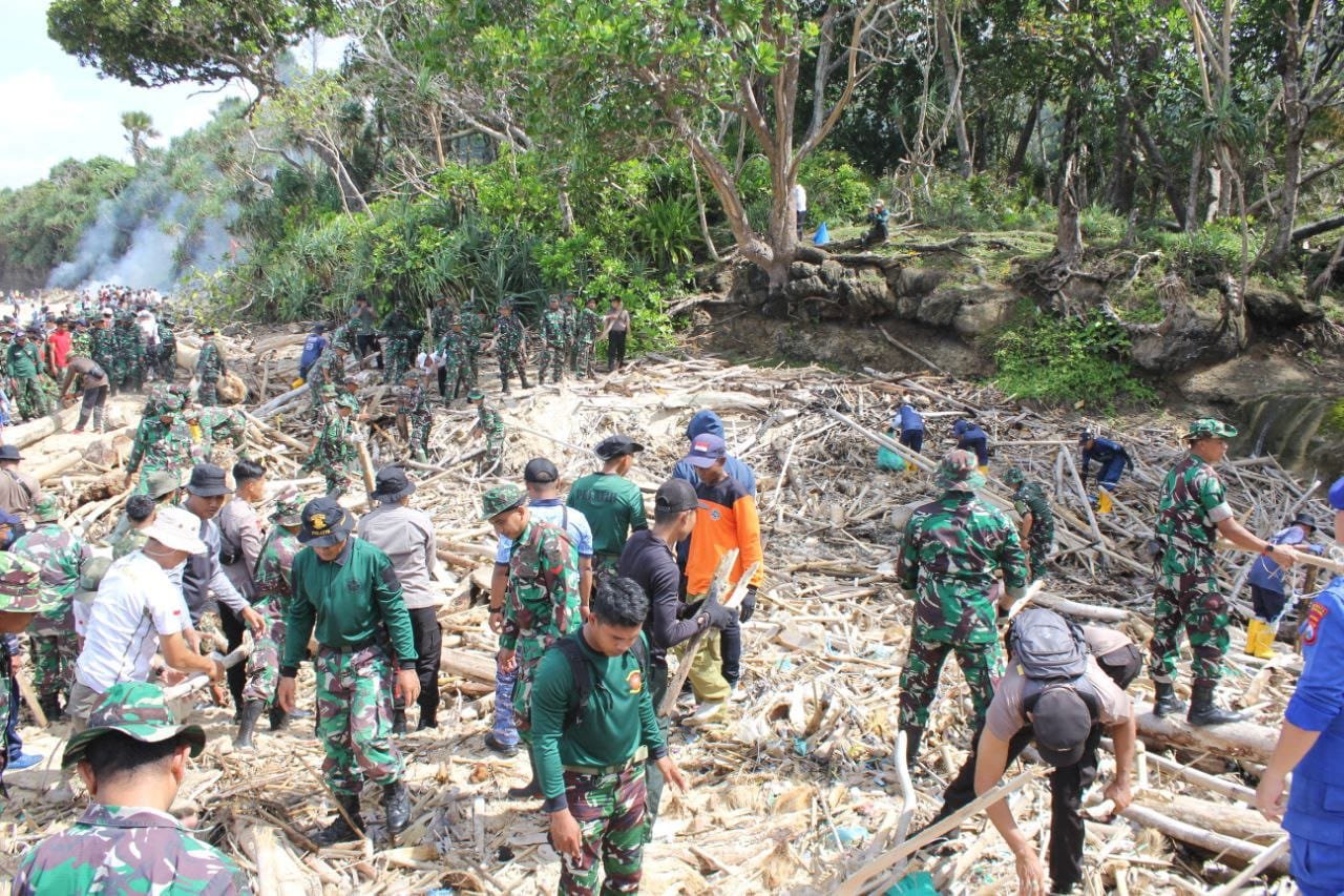 Kodim 0825 Banyuwangi Bersihkan Pantai Pancur Alas Purwo Lewat Gerakan “ASRI