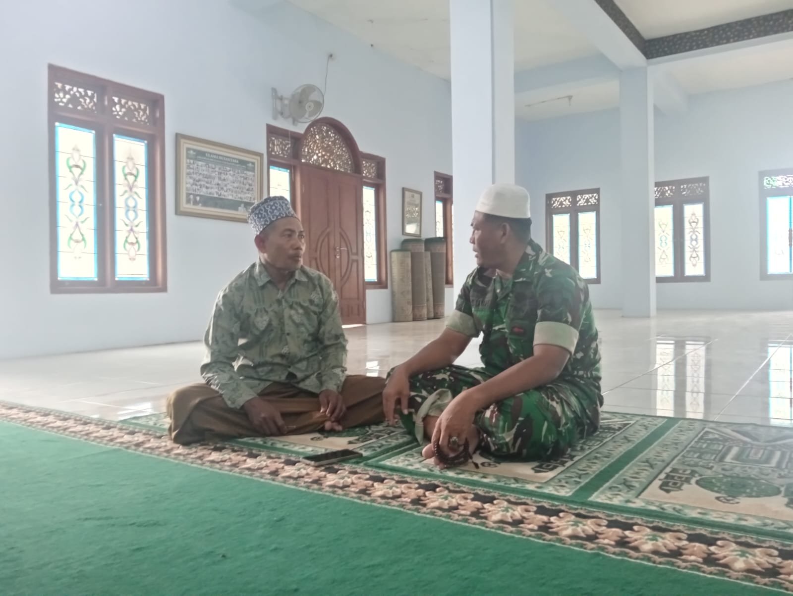 “Mudah-mudahan Berkah” Kata Warga Saat Prajurit TMMD Temani Ngobrol Sore