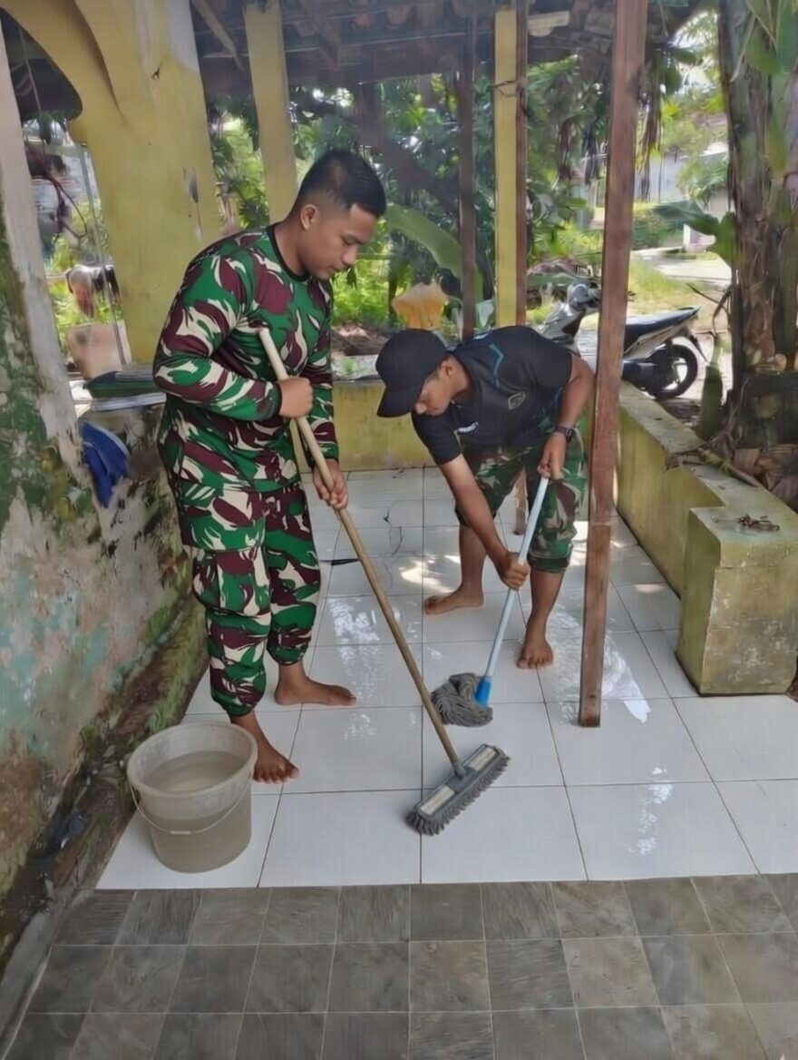 Kebersamaan TMMD dan Warga, Kamar Mandi Mushola Jadi Nyaman