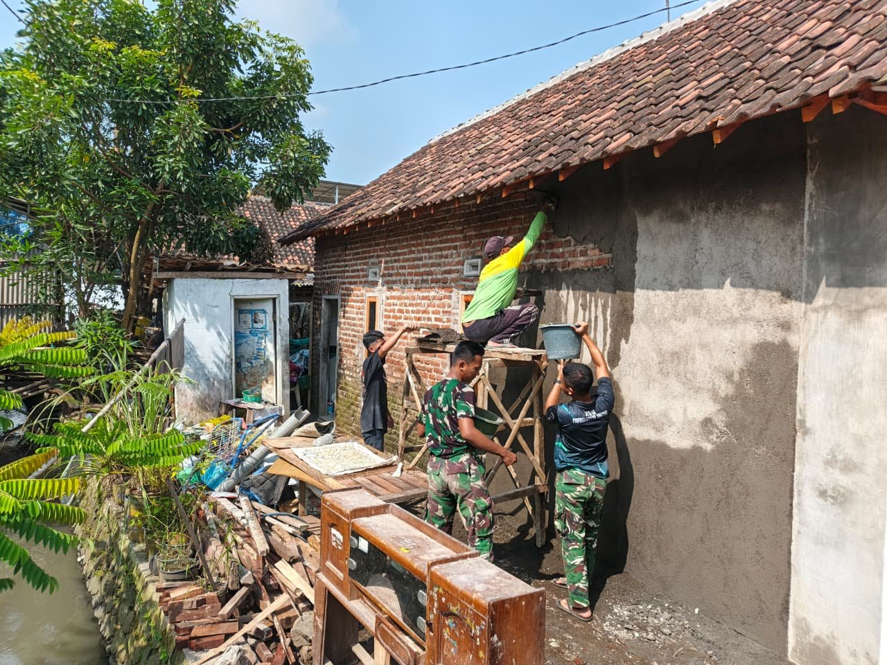 Atap Genteng Jadi Saksi, TMMD Kodim 0819/Pasuruan Plaster Dinding RTLH dengan Hati