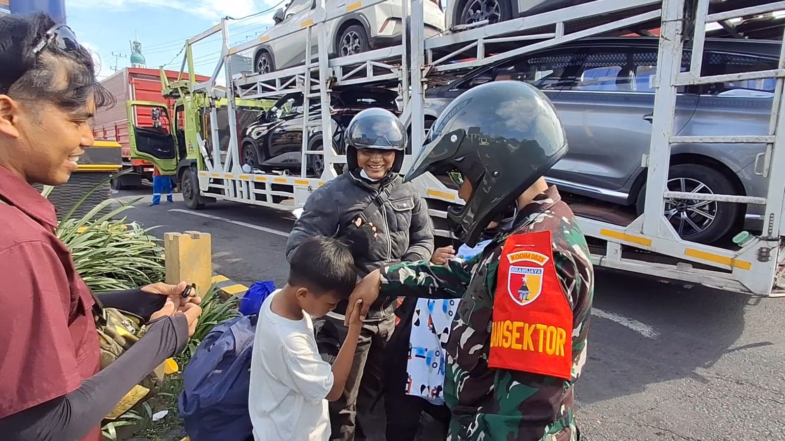 Dandim 0825/Banyuwangi Terjun Langsung Laksanakan Patroli, Urai Kemacetan di Jalur Strategis Ketapang
