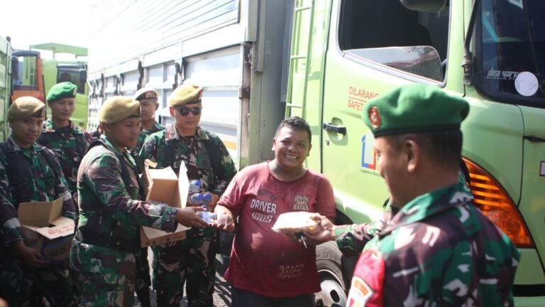Senyum Haru Para Supir di Ketapang: Aksi Tulus Personel Kodim 0825 Banyuwangi Bikin Sopir Truk Merasa Diperhatikan